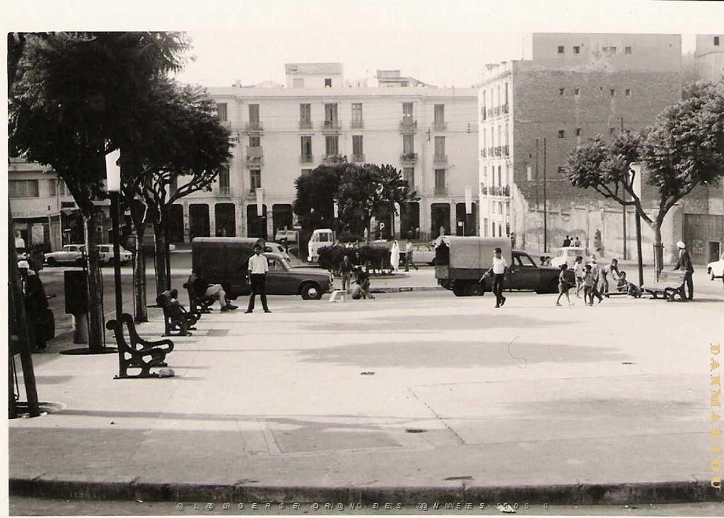 HOCHE PLACE A DROITE STADE DU CAID AVEC LES ARCADES AU FOND.JPG